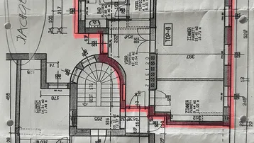 Detaillierter Grundrissplan einer Wohnung mit mehreren Zimmern, Bad und Balkon, hervorgehoben in Rot.
