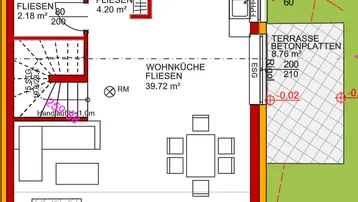 Grundriss des Erdgeschosses mit offener Wohnküche, separatem WC, Technikraum und großer Terrasse.