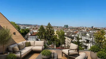 Geräumige Dachterrasse mit Holzdeck, Sitzgelegenheiten und Panoramablick über die Stadt.