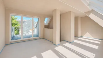 Unfertiger Innenraum mit Zugang zu einem Balkon und einem Dachfenster, das den Raum mit Licht füllt.
