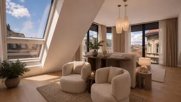 Helles Wohnzimmer im Dachgeschoss mit großen Fenstern und gemütlichen Sesseln, bietet einen weiten Stadtblick.
