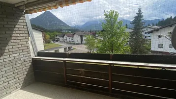 Geräumiger Balkon mit Bergblick und Schutznetz, ideal zum Entspannen im Freien.