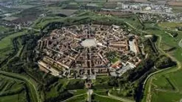 Expose Gebäude aus dem 18. Jahrhundert mit Blick auf die Piazza Grande un Palmanova (Friuli)