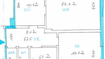 Grundrissplan einer Wohnung mit mehreren Zimmern und Nasszellen.