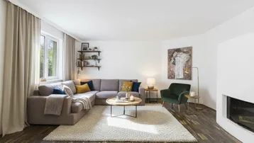 Geräumiges Wohnzimmer mit Ecksofa, Holzboden und Kamin, ideal für gemütliche Abende.