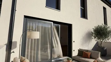 Moderne Terrasse mit bequemen Outdoor-Möbeln und direktem Zugang zum Innenbereich des Hauses.
