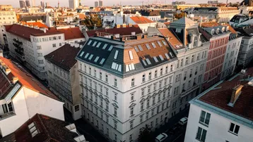 Panoramablick über die Stadt mit historischen Gebäuden und einem markanten Dachgeschossausbau.