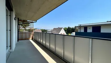 Geräumiger Balkon mit moderner Verglasung und Blick auf die Umgebung.
