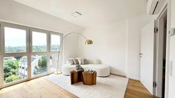 Helles Wohnzimmer mit Holzboden, großen Fenstern, moderner Einrichtung und Klimaanlage im Dachgeschoss.