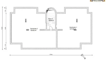 Grundriss des Dachgeschosses mit zwei großen Dachböden und einem zentralen Raum.