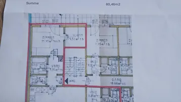 Grundriss einer Wohnung mit offenem Wohn-, Ess- und Küchenbereich sowie mehreren Schlafzimmern und zwei Bädern.