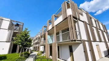Moderne Wohnanlage mit ansprechender Architektur und begrünten Außenbereichen.