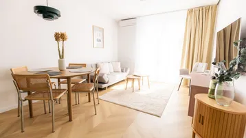 Helles Wohn- und Esszimmer mit modernem Parkettboden und stilvollen Möbeln.