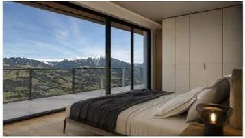 Schlafzimmer mit raumhohen Fenstern, die einen atemberaubenden Blick auf die Berge bieten.
