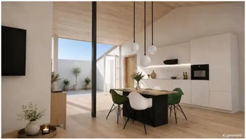 Moderne offene Küche mit Essbereich, heller Holzbalkendecke und direktem Zugang zu einer Außenterrasse.
