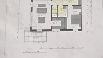 Grundrissplan einer Wohnung mit Wohnzimmer, Schlafzimmer, Küche, Bad und Balkon.