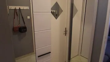 Heller Flur mit modernen Spiegelschränken und Garderobe, ideal für den Eingangsbereich.