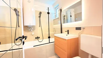 Expose PROVISIONSFREI - renovierte 2.5 Zimmer Wohnung mit Loggia