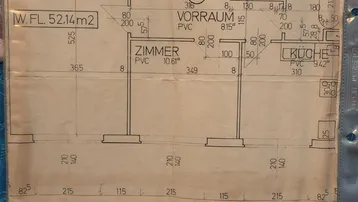 Alter Grundrissplan einer Wohnung mit Zimmern, Bad, WC und Küche.