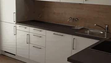 Moderne Einbauküche mit weißen Schränken, dunkler Arbeitsplatte und Holzrückwand.