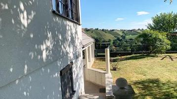 Seitenansicht des Hauses mit Garten und weitem Blick über die malerischen Weinberge.