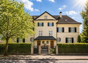 Elegante Villa mit klassischer Architektur, gepflegtem Vorgarten und sonnigem Ambiente.