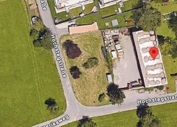 Luftaufnahme eines Grundstücks mit umliegenden modernen Gebäuden und Straßen in ländlicher Umgebung.
