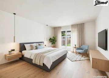 Modernes Schlafzimmer mit Holzboden, großem Bett und direktem Zugang zum Gartenbereich.