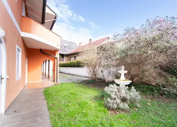 Kleiner Gartenbereich mit Zierbrunnen und Zugang zum Gebäude.
