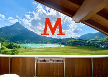 Balkon mit atemberaubendem Blick auf einen See und die umliegende Berglandschaft.
