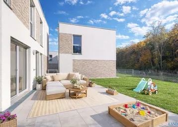 Sonniger Außenbereich mit großer Terrasse, Gartenmöbeln und Spielplatz für Kinder.