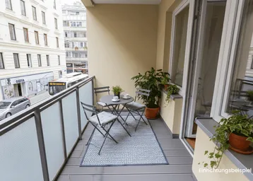 Gemütlicher Balkon mit Sitzgelegenheiten und Blick auf die belebte Stadtstraße.