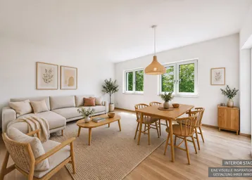 Helles, modern inszeniertes Wohn- und Esszimmer mit Holzboden, bequemer Couch und Blick ins Grüne.