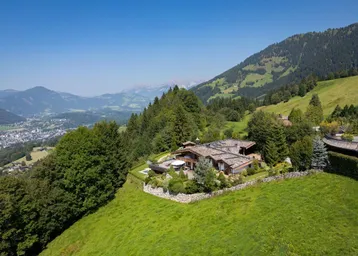 Luftaufnahme des Anwesens in den Bergen mit weitem Blick über das Tal und die umliegende Natur.