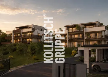 Moderne Wohngebäude in Hanglage bei Sonnenuntergang, umgeben von viel Grün und mit Balkonen.