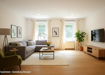 Helles Wohnzimmer mit modernem Sofa, Holzboden und Blick ins Grüne durch die Fenster.