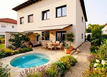 Modernes Haus mit kleinem Pool, gepflasterter Terrasse und liebevoll angelegtem Gartenbereich.