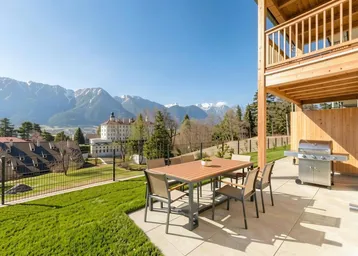 Geräumige Terrasse mit Esstisch, Grill und herrlichem Bergblick auf die umliegende Landschaft.