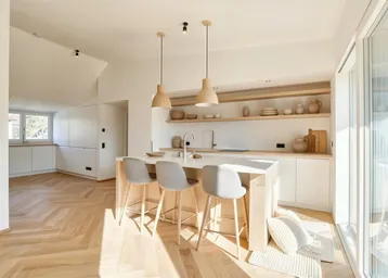 Helle, moderne Küche mit Kochinsel, Holzboden und Zugang zum Balkon.