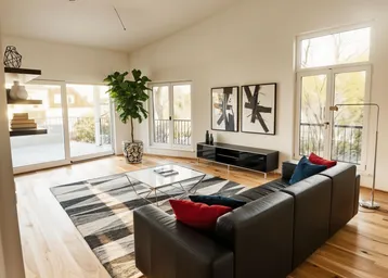 Helles, modernes Wohnzimmer mit Holzboden, hohen Decken und Zugang zu einem Balkon.