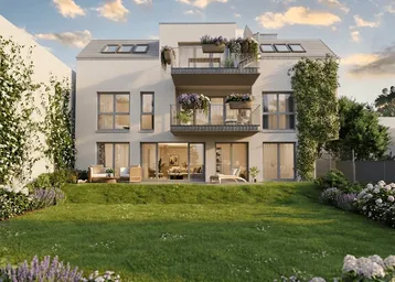 Moderne Wohnanlage mit großem Garten, möblierter Terrasse und Balkonen mit Blumenkästen.