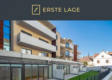Moderne Wohnanlage mit Balkonen, Terrassen und Grünflächen in städtischer Umgebung.