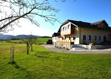 Geräumiges Einfamilienhaus mit großem Garten und weitem Blick über die Landschaft.