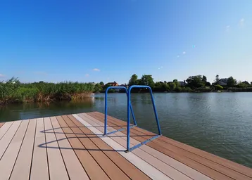 Privater Holzsteg mit Badeleiter bietet direkten Zugang zum See.
