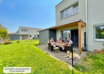 Gemütliche Terrasse mit Esstisch, Sitzgelegenheiten und Rasenfläche, ideal für Familienessen im Freien.