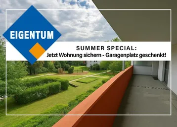 Balkon mit orangefarbener Brüstung und weitem Blick auf einen gepflegten grünen Innenhof mit Bäumen und Hecken.