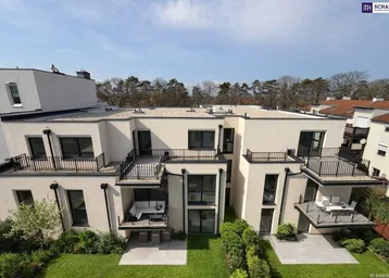 Moderne Wohnanlage mit mehreren Balkonen, großen Fenstern und gepflegtem Gartenbereich.