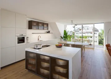 Moderne offene Wohnküche mit Kochinsel, Holzboden und Zugang zu einem Balkon.