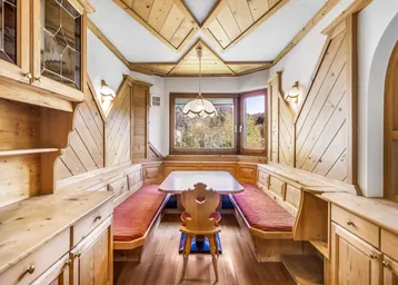 Gemütlicher Essbereich im alpenländischen Stil mit Holztäfelung und Eckbank, ideal für gesellige Mahlzeiten.