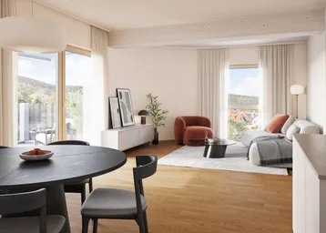 Moderner Wohn-Essbereich mit Holzboden, Zugang zum Balkon und Bergblick.